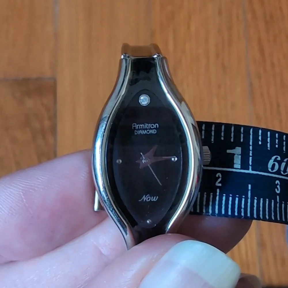 Armitron Diamond Now Women's Silver Tone Watch - NEW BATTERY!
